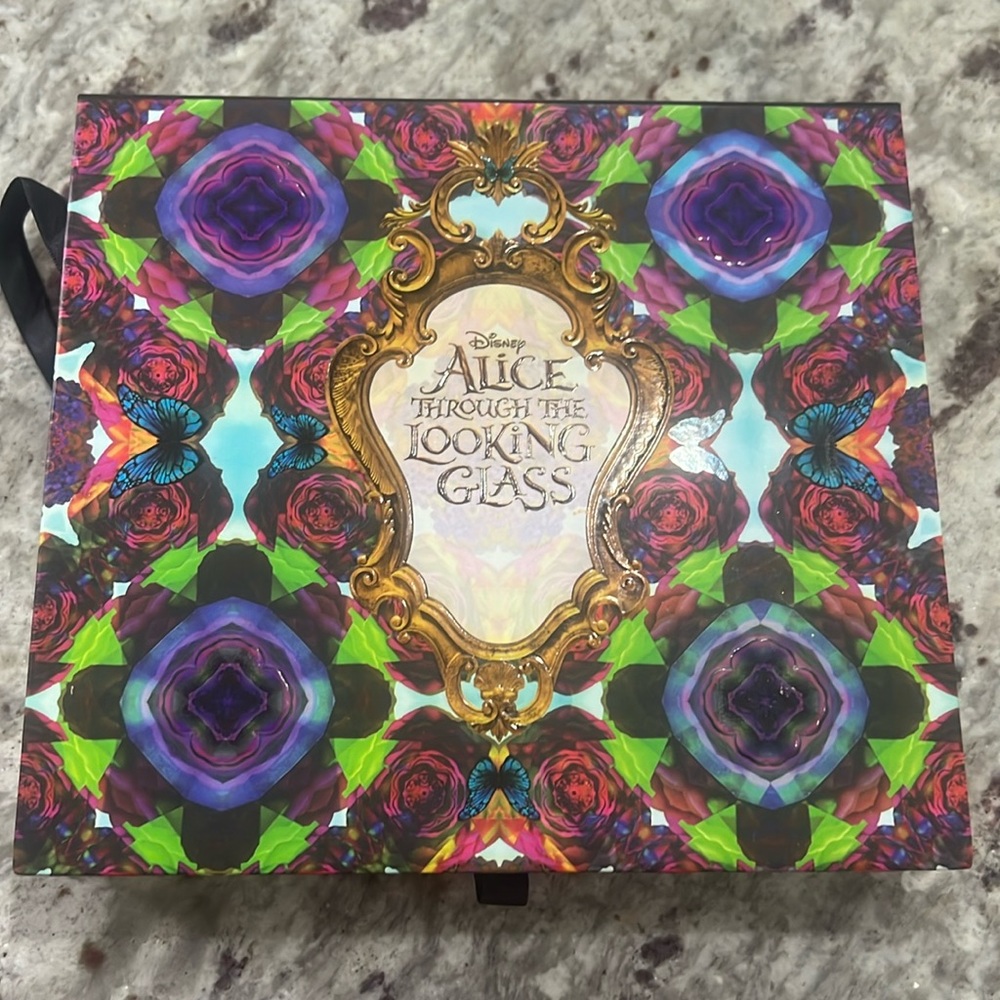 Urban Decay Disney Alice Through the Looking Glass Palette